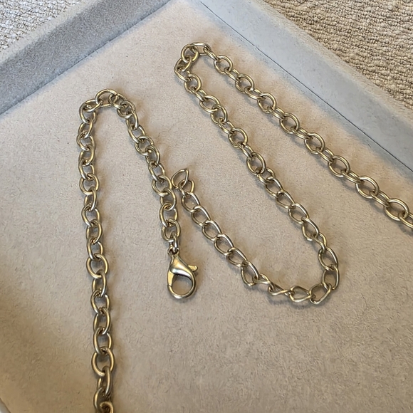 Vintage Matte Gold Necklace with Articulated Bid Design - Picture 8 of 8